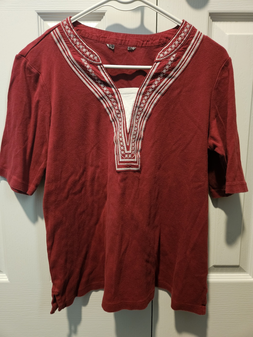 🎉 6 Items/$15 🎉 Red Embroidered V-Neck Shirt